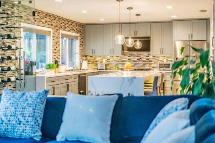 Luxurious 5B4B Home with Pool and View