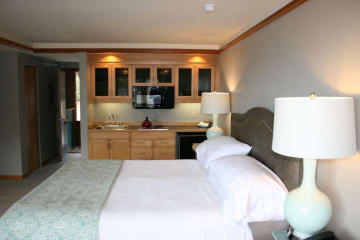 The Waves / The Argonauta Inn/The White Heron Lodge