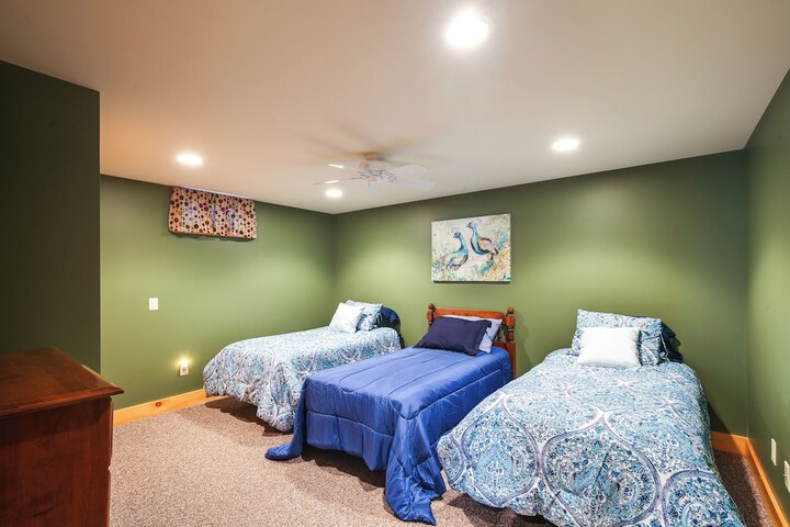 Lake View Champlain Home w / Hot Tub & Sauna!