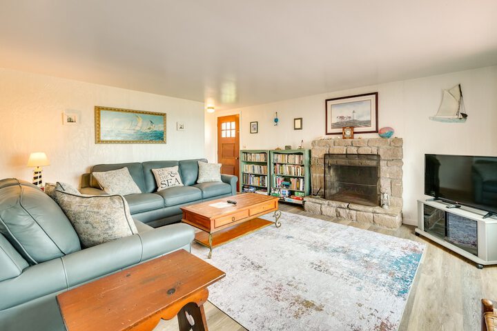 Charming Niantic Vacation Rental: Walk to Beach!