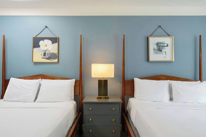 Williamsburg Lodge Autograph Collection