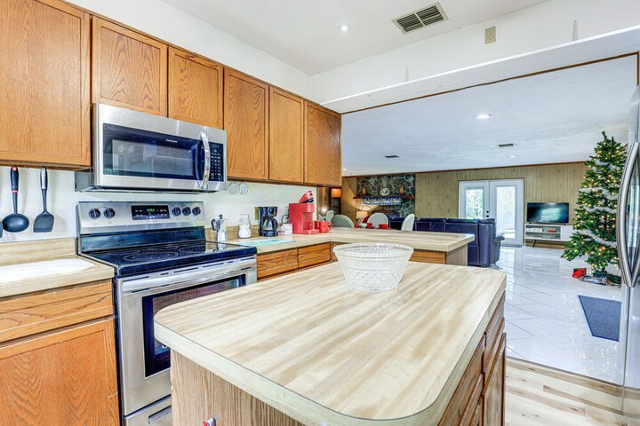 Lake Placid Home w / Screened Porch: Near Lake Clay