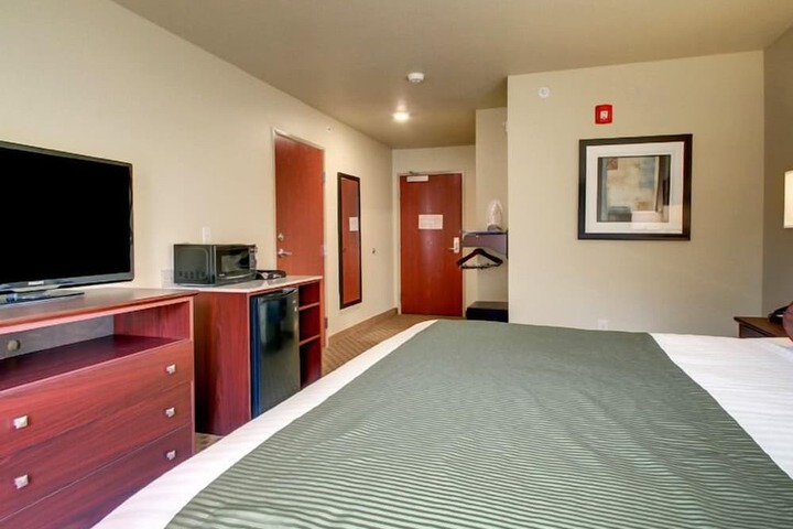 Castle Rock Inn & Suites