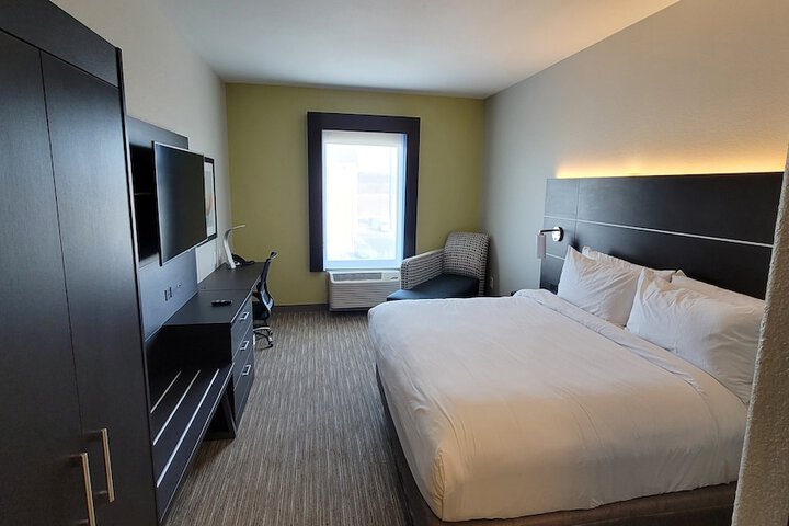 Room 5 of 9