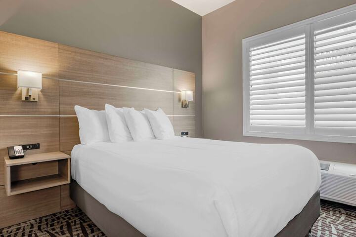 Best Western Plus Lake Elsinore Inn & Suites