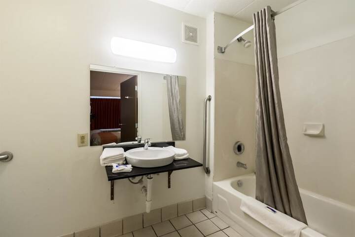 Room 32 of 40