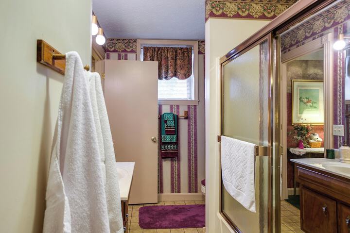 Large & Private Guest House Apt w / Patio + Views!
