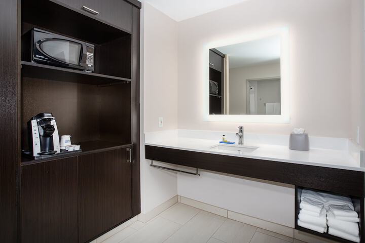 Holiday Inn Express & Suites Lincoln City by IHG