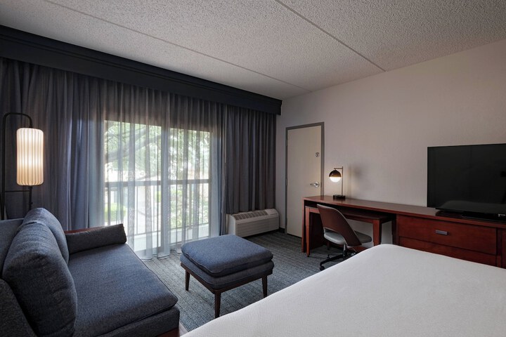 Room 13 of 28