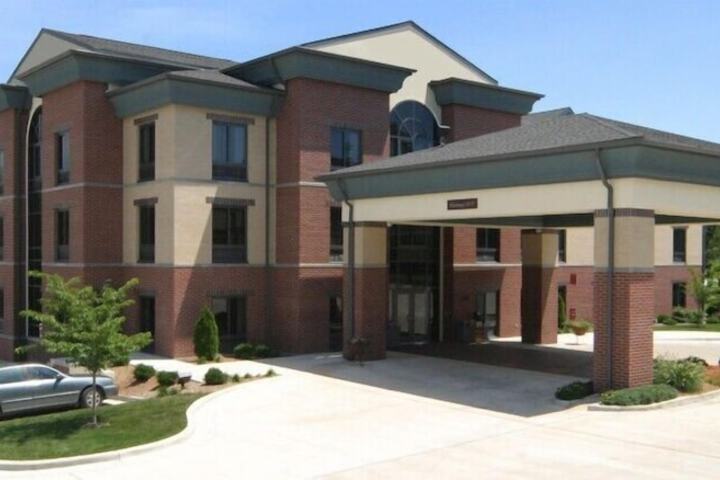 Crossroads Inn & Suites