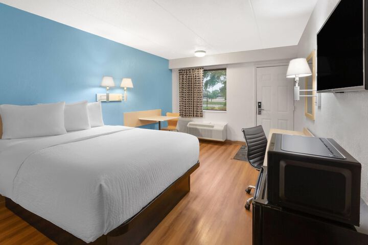 Travelodge by Wyndham Madison Heights MI