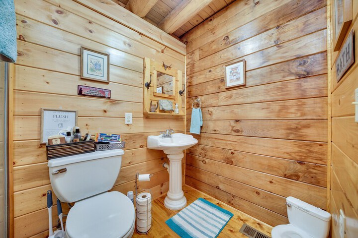 Secluded Broken Bow Cabin w / Fire Pit and Deck!