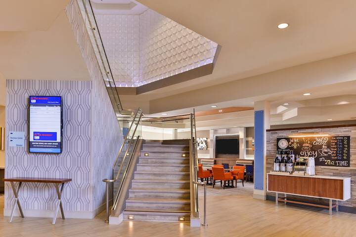 Holiday Inn Express & Suites Elk Grove Central - Hwy 99 by IHG
