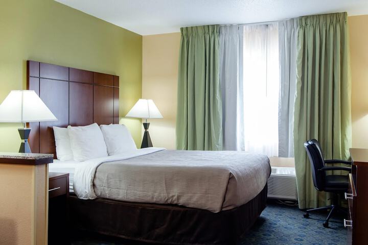 Quality Inn & Suites Bloomington I-55 and I-74