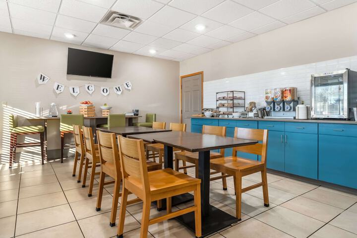 Country Inn & Suites by Radisson Watertown, SD