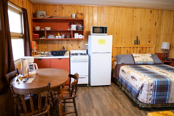 Sunshine Motel and Cabins