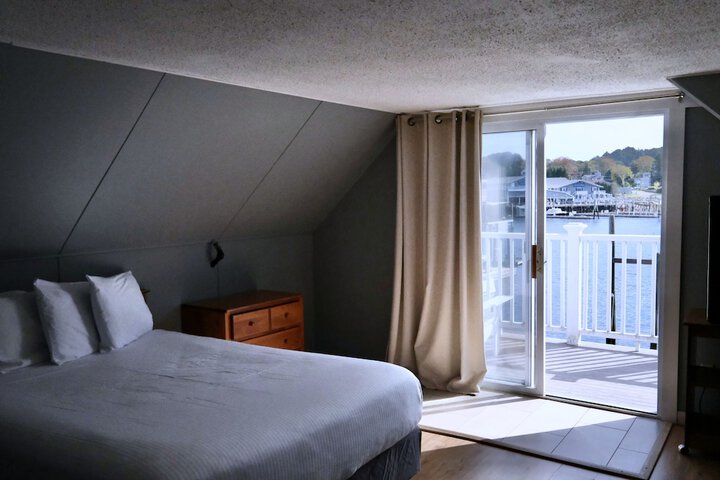Room 65 of 247