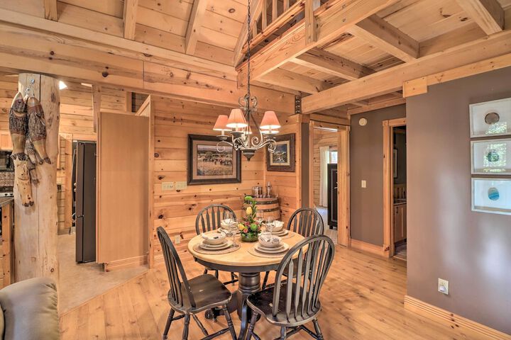 serenity Woods Cabin w / Hot Tub & Fire Pit