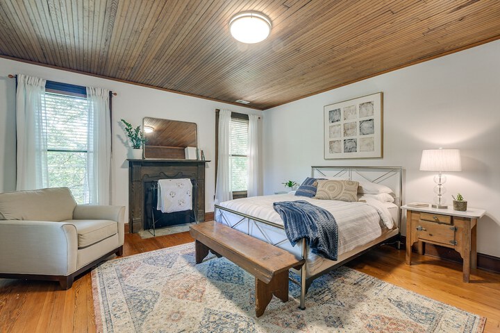 Historic & Charming Pittsboro Home w / Fireplaces