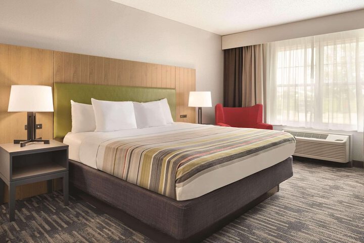 Country Inn & Suites by Radisson Pella, IA