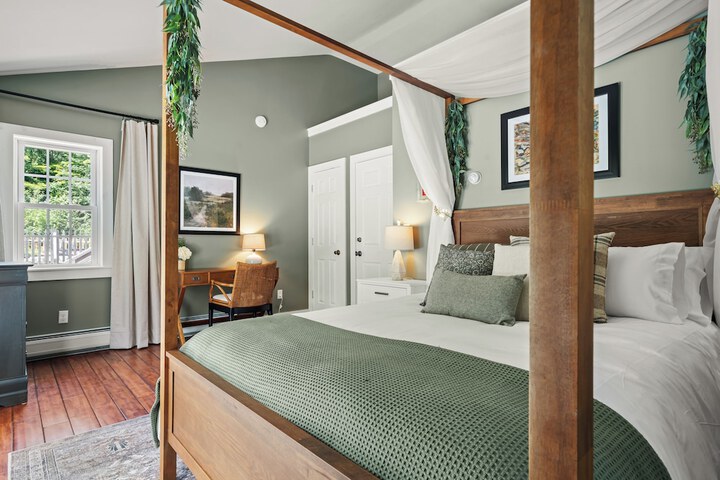 The Aurora Inn & Cottages