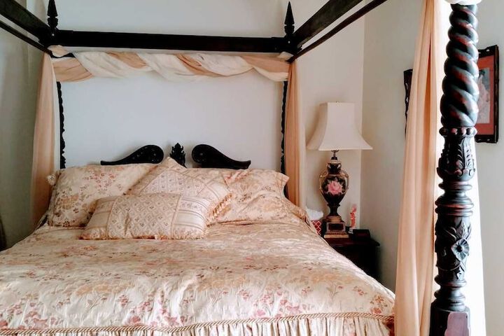 Colonial Beach Plaza Bed & Breakfast