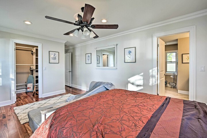 Lakefront Home w / Game Room Theater & Dock!