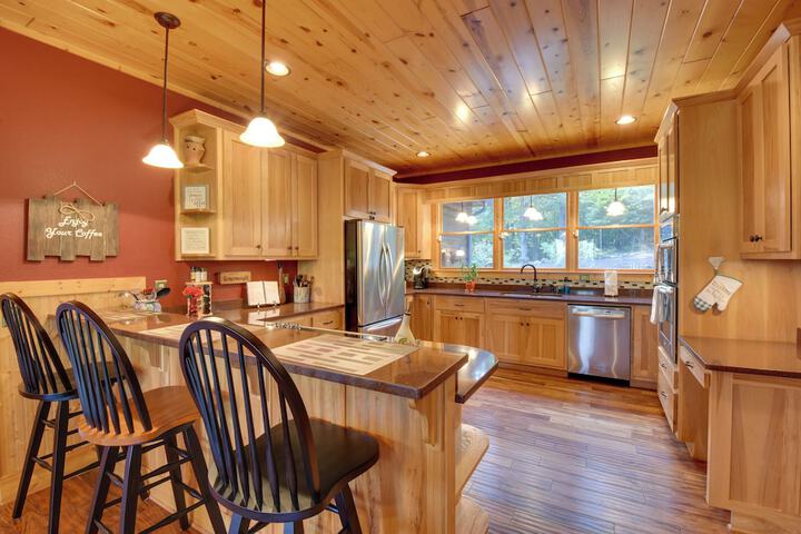 Ellijay Cabin Rental w / Hot Tub + Mountain Views!
