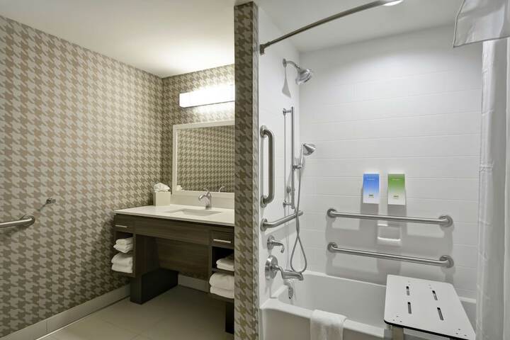 Room 16 of 40