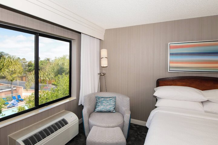 Courtyard by Marriott Oakland Airport