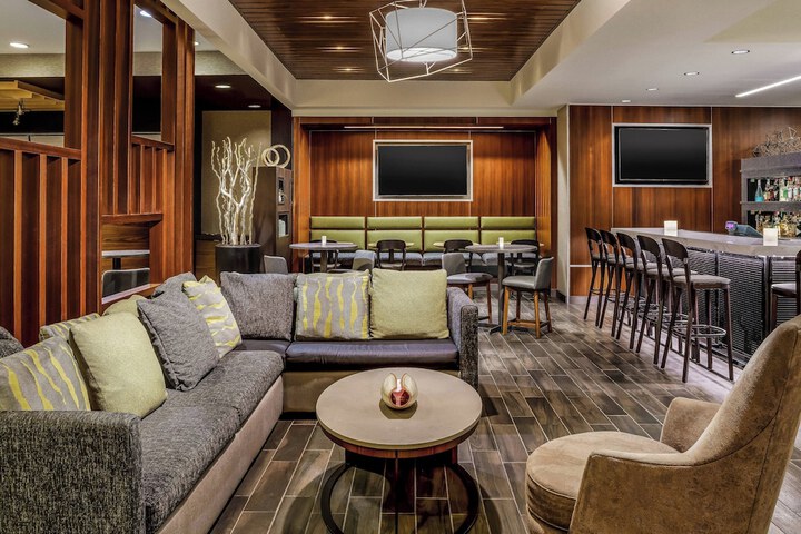 Lounge 33 of 39