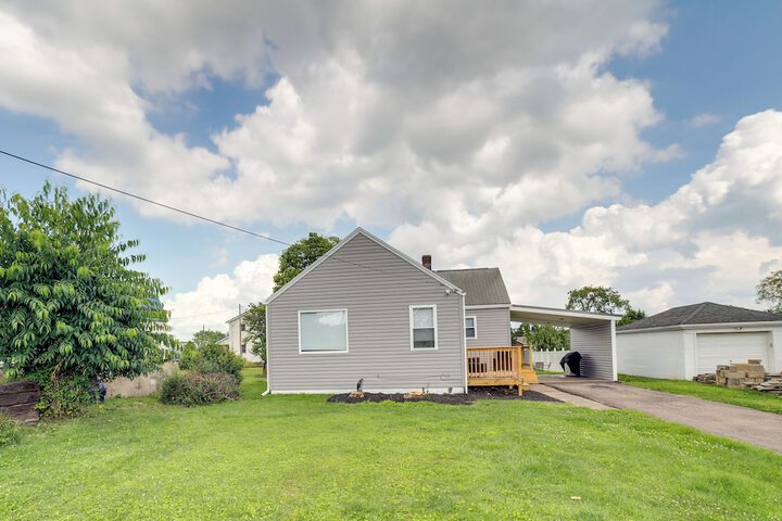 Deck & Patio: Inviting Abode in Natrona Heights!