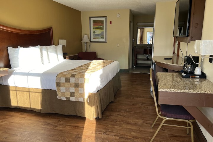 Room 4 of 7
