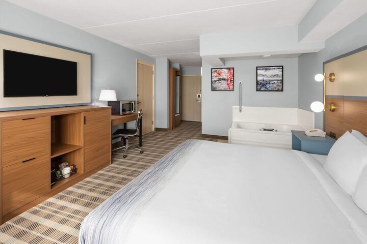 AmericInn by Wyndham Douglas / Saugatuck