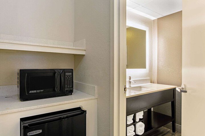 La Quinta Inn & Suites by Wyndham Boston-Andover