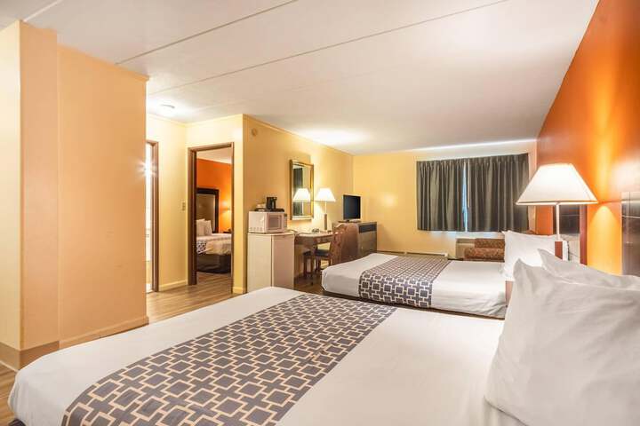 Econo Lodge Inn & Suites Windsor Locks Bradley Airport