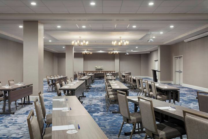 Delta Hotels by Marriott Virginia Beach Waterfront Suites
