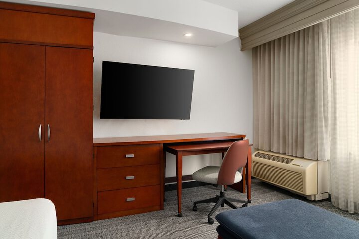 Courtyard by Marriott Richmond North