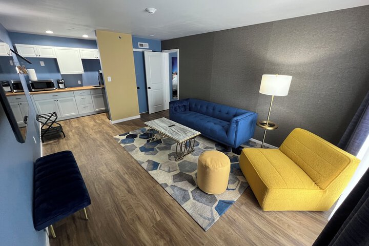 Lighthouse Inn & Suites