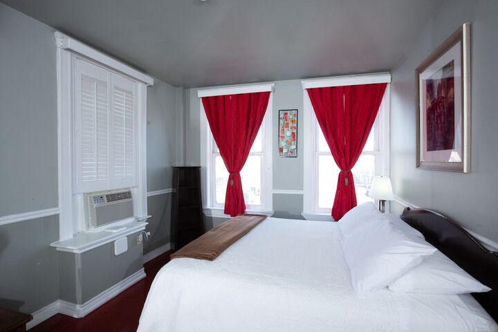 Room 25 of 38