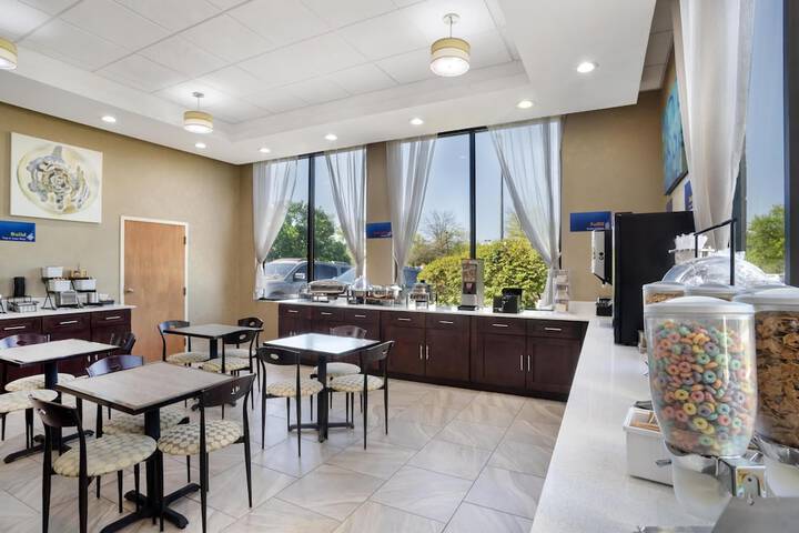 Best Western Inn & Suites - Monroe