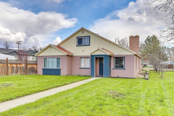 Family-friendly Ontario Home in Central Location!