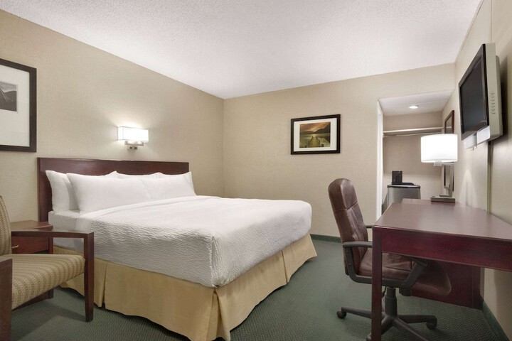 Room 9 of 16
