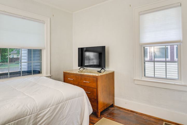 Pet-friendly Home w / Yard Near Downtown Royal Oak