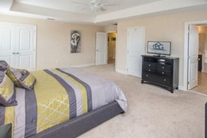 Oakview 4213 6 Br Villa by RedAwning