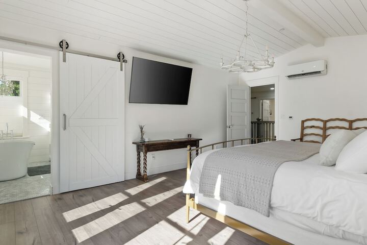 Serene 5BR Farmhouse Retreat Shoreline