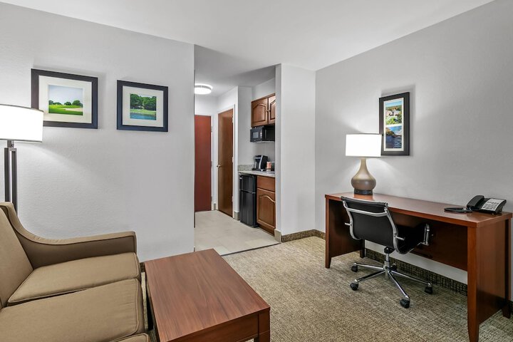 Comfort Inn & Suites Greenwood near University