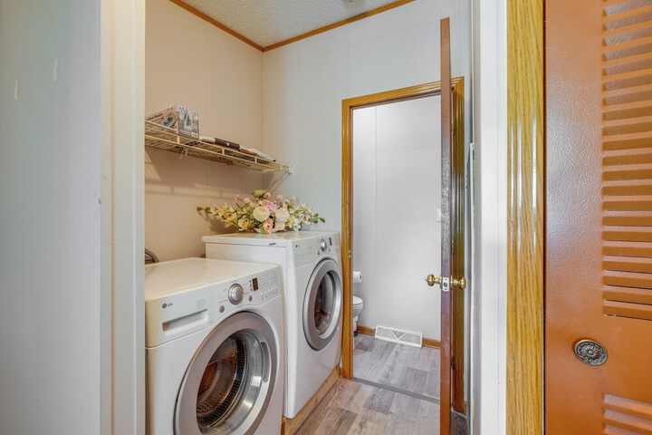 Pet-friendly Emerald Lake Retreat in Charlestown!