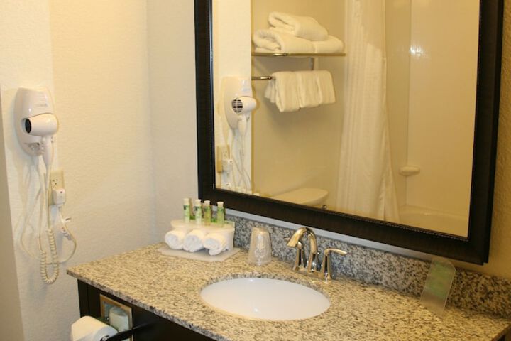 Holiday Inn Express & Suites Nevada by IHG