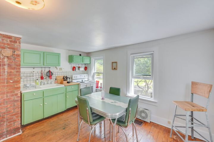 Updated / pet-friendly Cabin by Hikes and Woodstock!